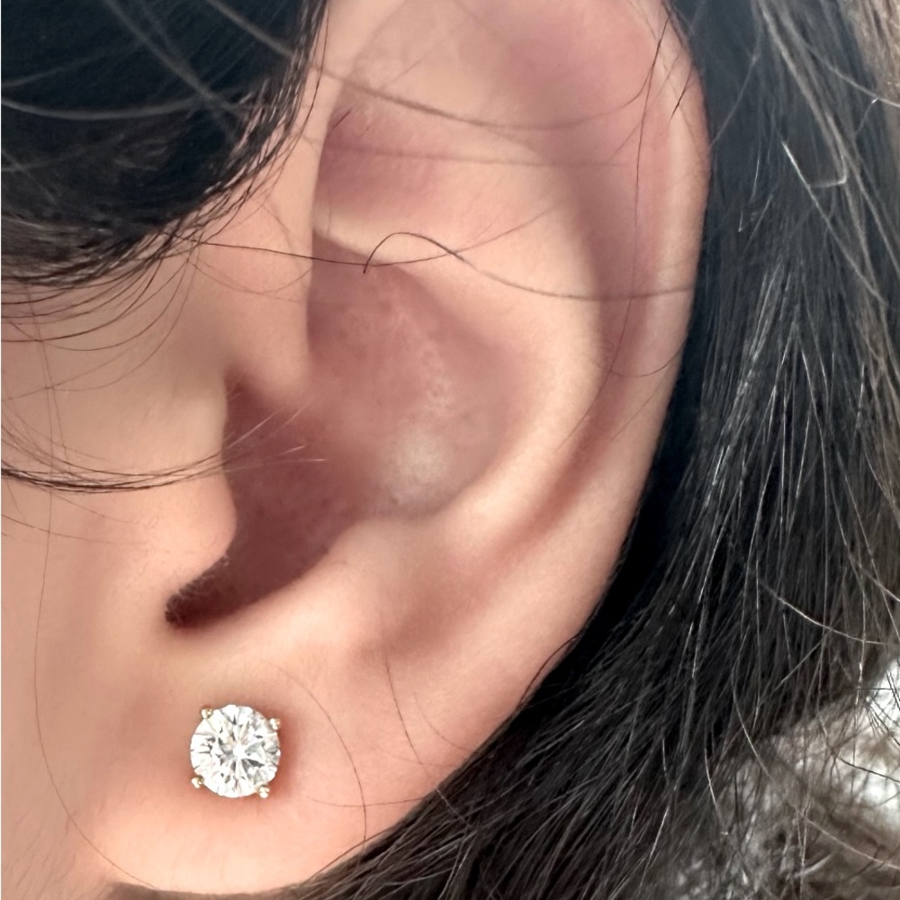 New Stud Cubic zirconia 92.5 sterling Earrings.   ≿━━━━༺❀༻━━━━≾